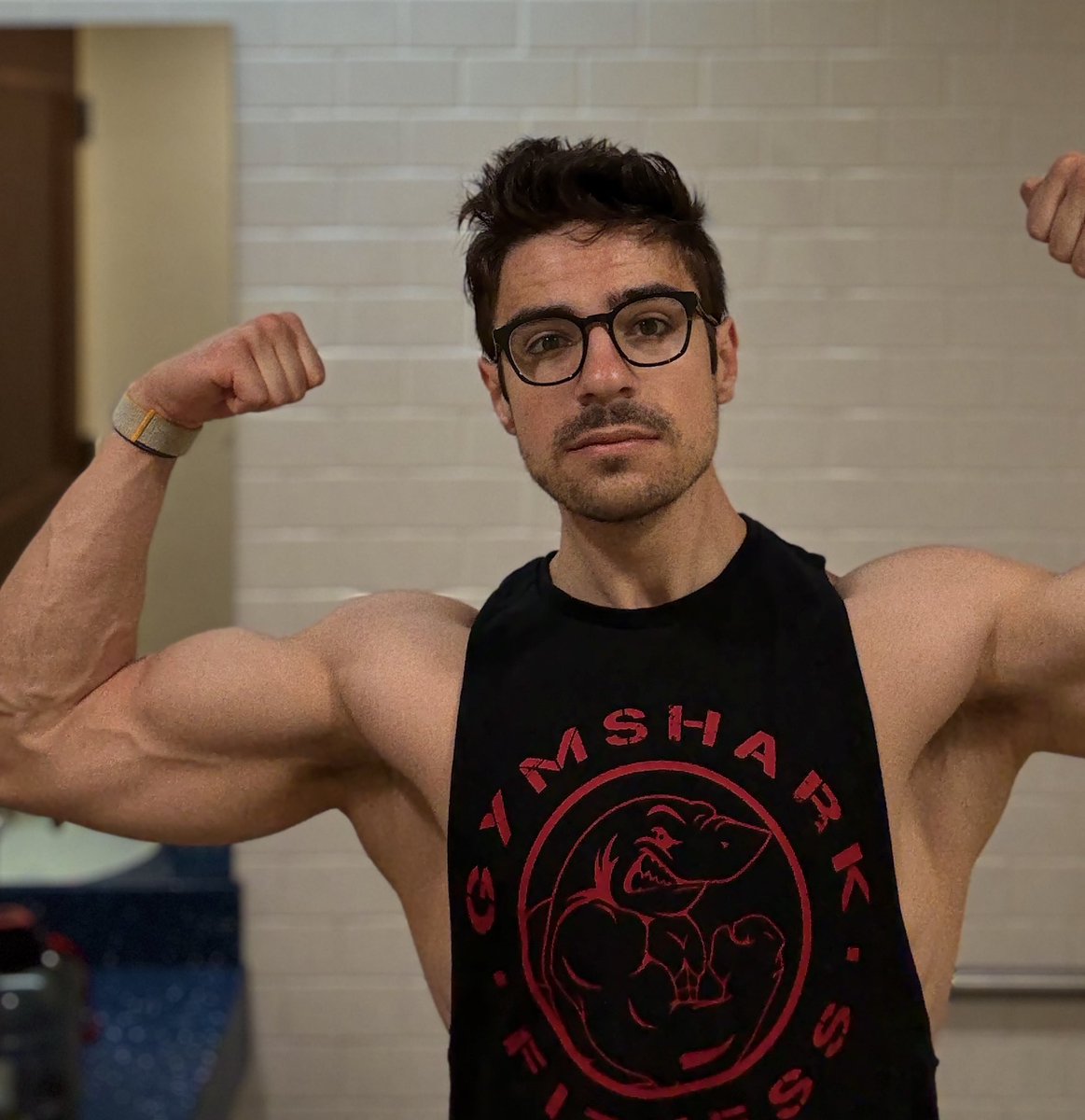 t_kobs's tweet photo. The gun show is in town today 💪🔫 https://t.co/bgfm4XcFX6