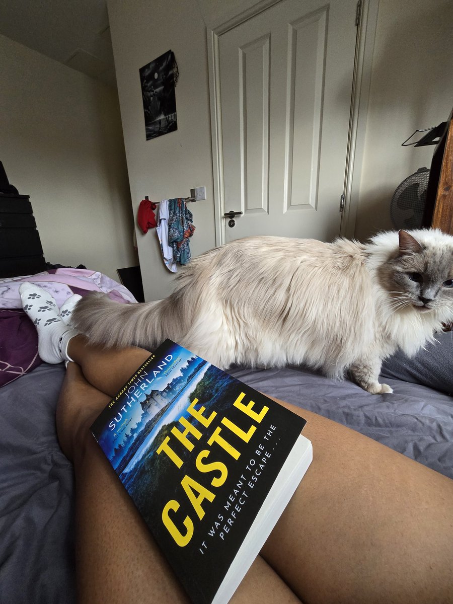A floof and a book keeps the doctor away 😂