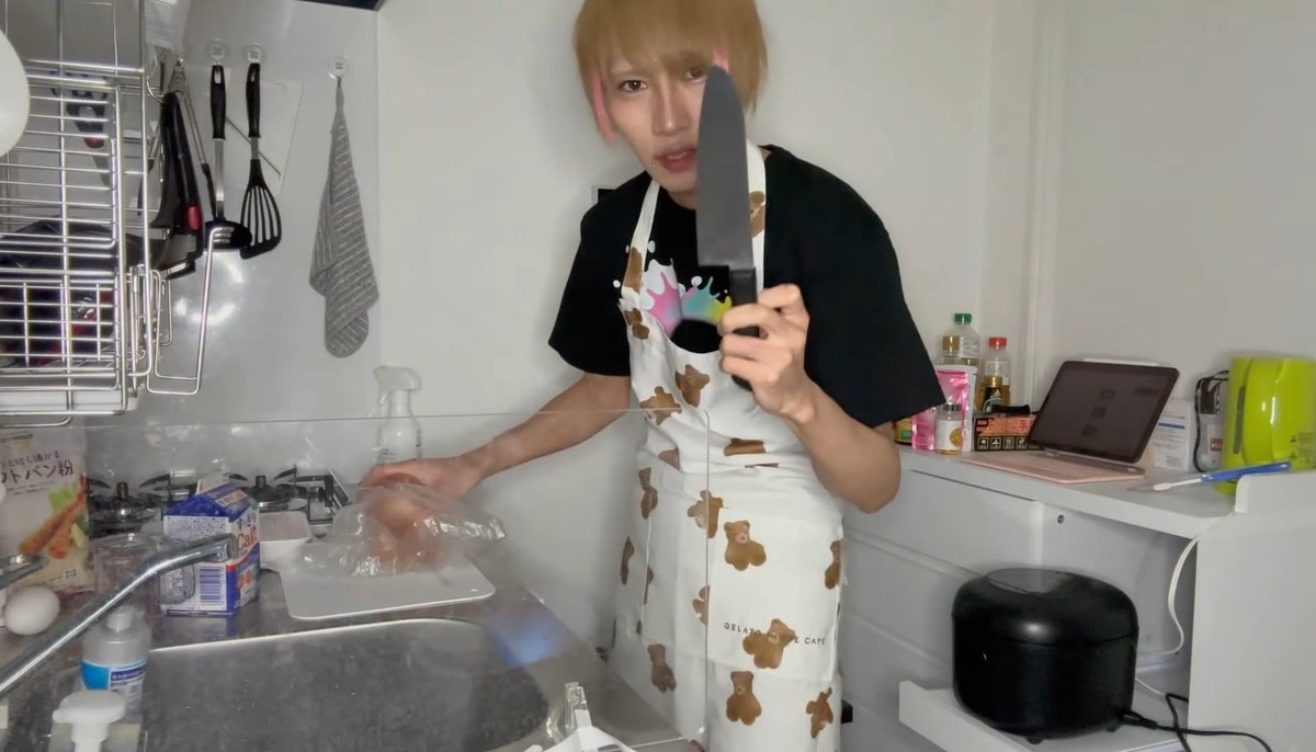 yaki29tabeho's tweet photo. 包丁の正しい使い方〜水田魔梨編〜 https://t.co/U8NJZbMA5l