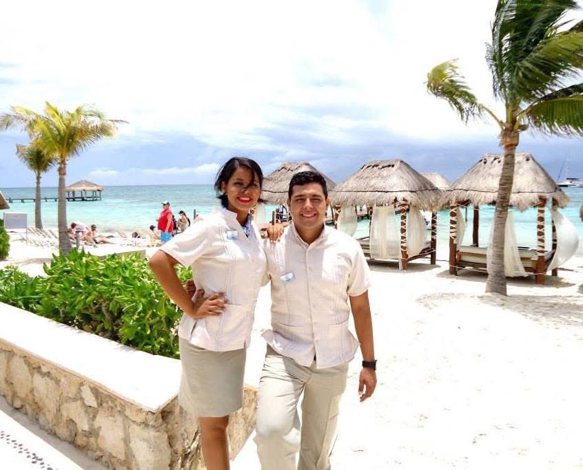 Alba_Gonzalez94's tweet photo. Me mudé a Cancún por mis prácticas de la
Uni
Llegué como asistente y terminé coordinando 7 bodas sola
Viví con mi roomie polaca, aprendí inglés, independencia y mucho sobre hospitalidad
Aprendí decir que sí, incluso sin tener todo resuelto
¿Tú creciste al salir de tu zona cómoda? https://t.co/ny3LVGzLuo