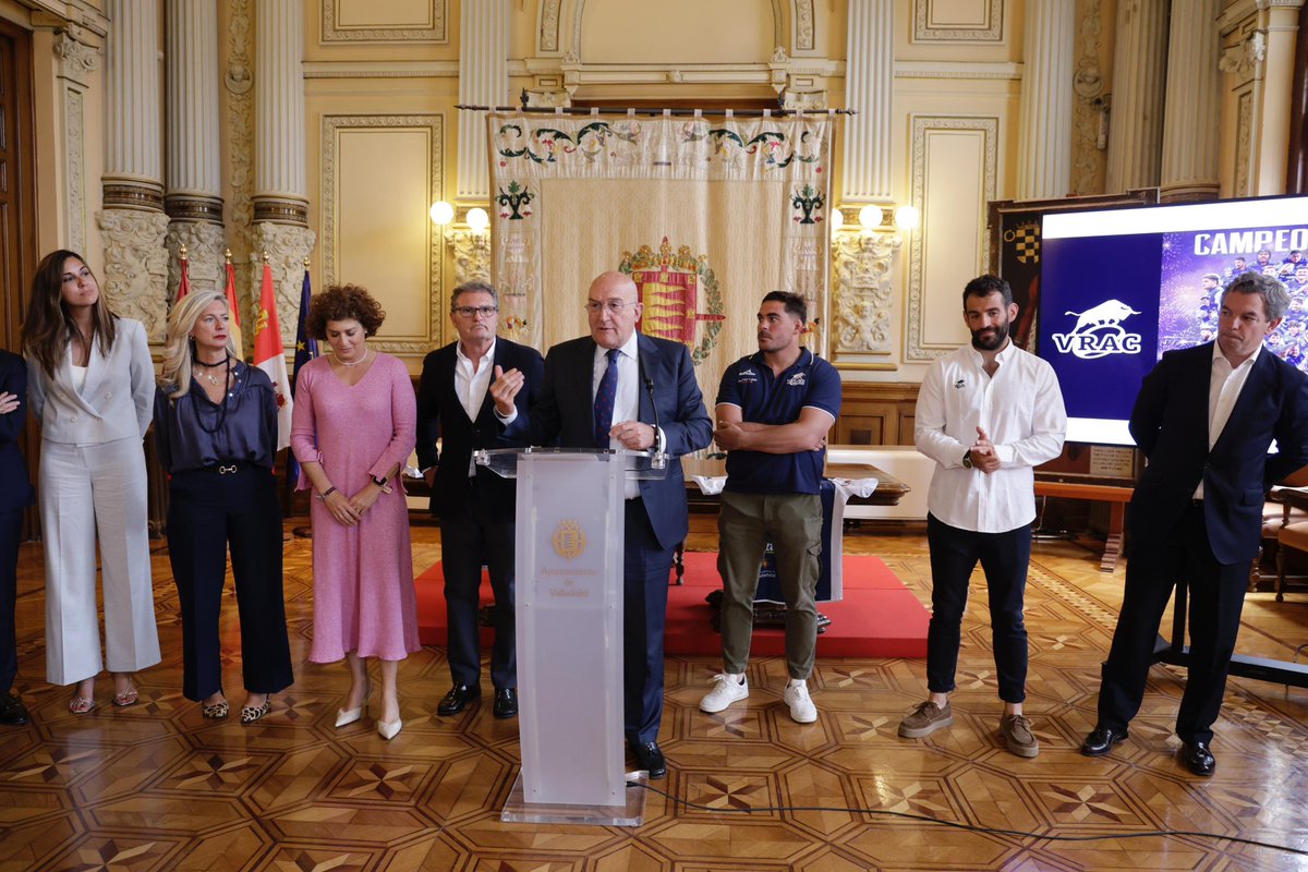 AyuntamientoVLL's tweet photo. 💙 El rugby vallisoletano toca el cielo

🏉 El @AyuntamientoVLL recibe al @VRAC tras conquistar la Copa del Rey, un logro que ha querido reconocer el alcalde @JesusJCarnero junto a la corporación municipal.

"Es una satisfacción que los títulos se queden en #Valladolid". https://t.co/Na4wRZvPYT