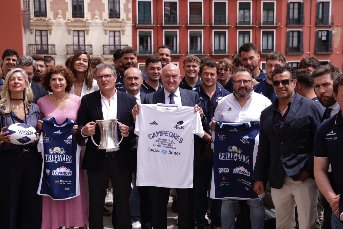 AyuntamientoVLL's tweet photo. 💙 El rugby vallisoletano toca el cielo

🏉 El @AyuntamientoVLL recibe al @VRAC tras conquistar la Copa del Rey, un logro que ha querido reconocer el alcalde @JesusJCarnero junto a la corporación municipal.

"Es una satisfacción que los títulos se queden en #Valladolid". https://t.co/Na4wRZvPYT