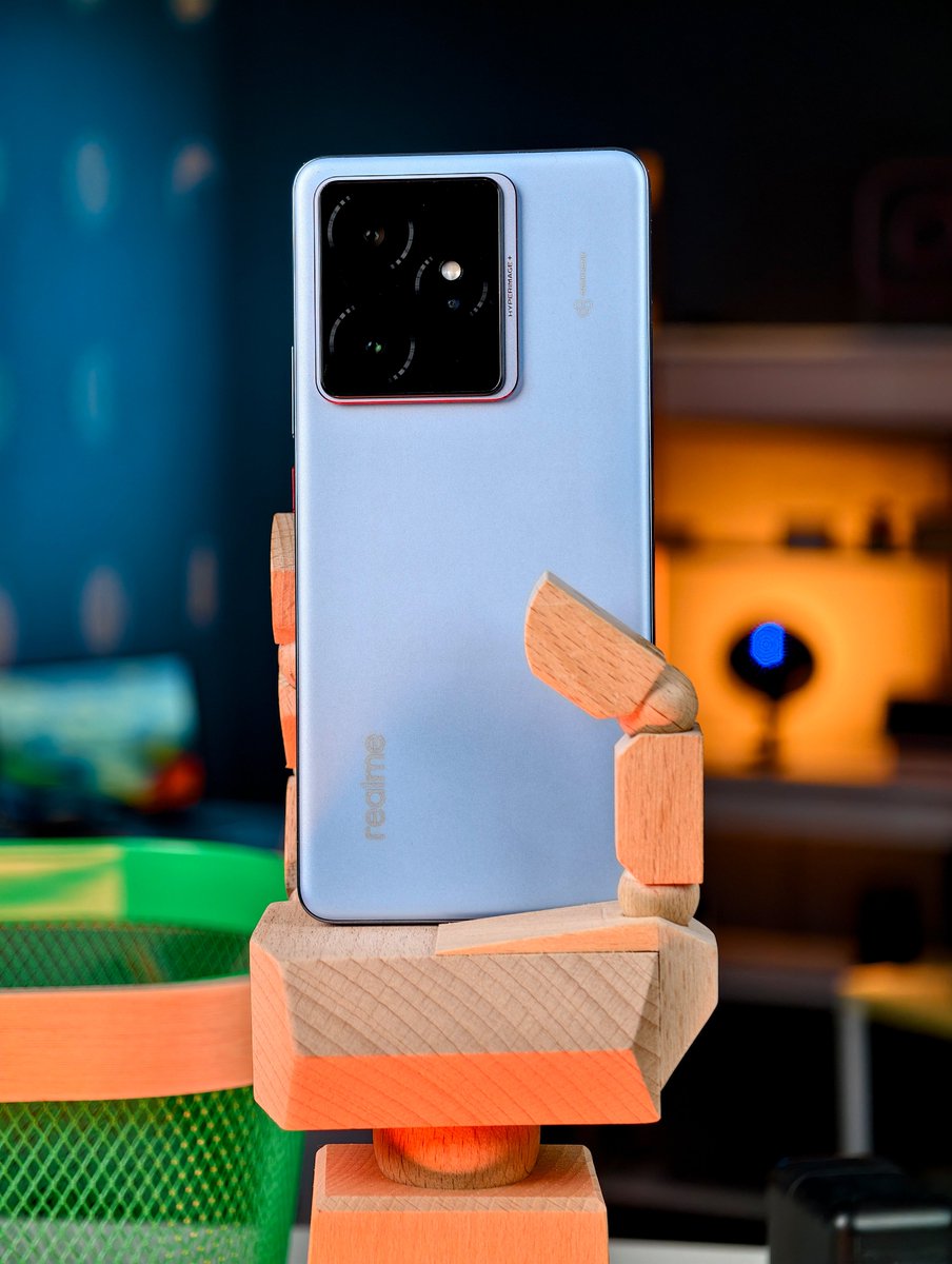 stufflistings's tweet image. Alright.
70 likes and I&apos;ll giveaway the realme GT7 tomorrow 😎