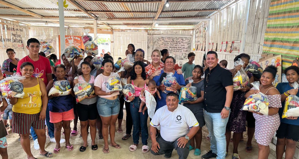 RinaCampainB's tweet photo. Qué maravilloso día que vivimos en el barrio Tierra Prometida junto a sus moradores, estuvimos presentes con el corazón lleno de solidaridad junto a Brian Macías llevamos kit alimenticios a quienes más lo necesitaban pero sobretodo llevamos amor, esperanza y un abrazo sincero.🙌🏻 https://t.co/jN82CtJxiE