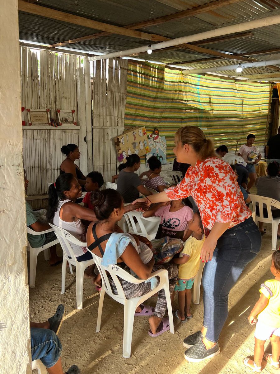 Qué maravilloso día que vivimos en el barrio Tierra Prometida junto a sus moradores, estuvimos presentes con el corazón lleno de solidaridad junto a Brian Macías llevamos kit alimenticios a quienes más lo necesitaban pero sobretodo llevamos amor, esperanza y un abrazo sincero.🙌🏻