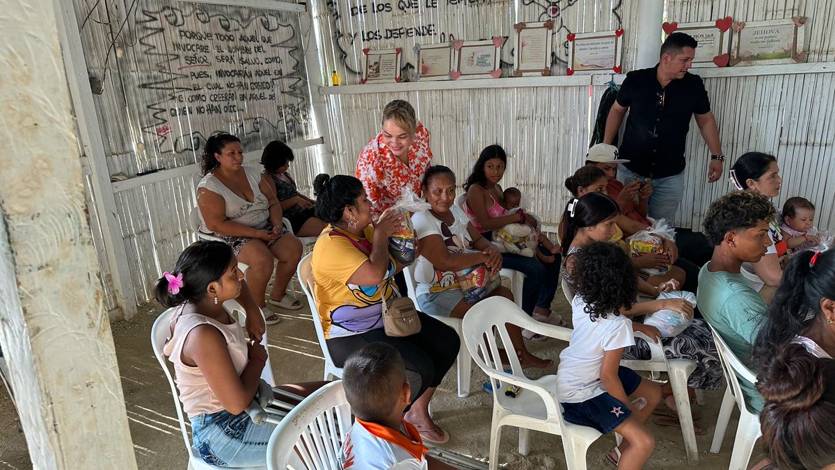 RinaCampainB's tweet photo. Qué maravilloso día que vivimos en el barrio Tierra Prometida junto a sus moradores, estuvimos presentes con el corazón lleno de solidaridad junto a Brian Macías llevamos kit alimenticios a quienes más lo necesitaban pero sobretodo llevamos amor, esperanza y un abrazo sincero.🙌🏻 https://t.co/jN82CtJxiE