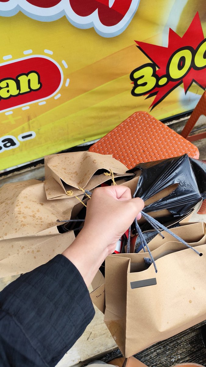 Chamatchaaa_'s tweet photo. Ternyata life after sidang tuh lebih pusing, bener sih sidang lebih awal memang enak, gaenaknya part balikinnya nih bingkisan tiap hari bgt😭 https://t.co/1K8w8URJ3L