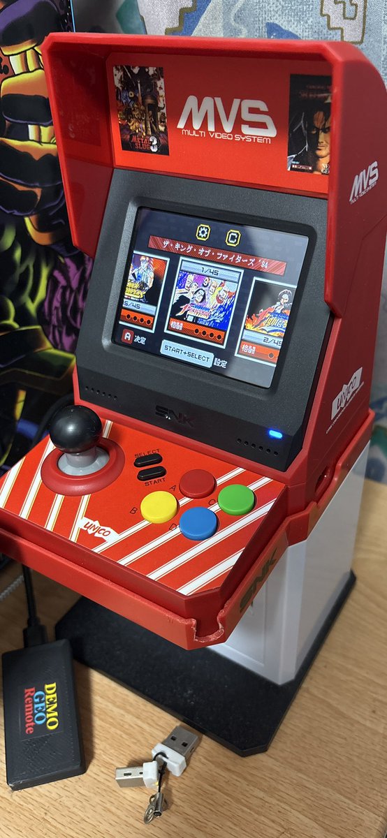 _moshix2's tweet photo. #MVSmini も台に乗せてみたら案外カッコヨ🕹️✨
赤く塗装したら更にカッコ良さそう🟥👀

収録タイトルには好みがあるので賛否ありますが、通常版より5タイトル増の45タイトル収録は普通に嬉しいですね😊👍

#家電のケンちゃん で買った #デモジオリモート はオートデモがない #NEOGEOmini にはマスト https://t.co/qRmQbgpJGd