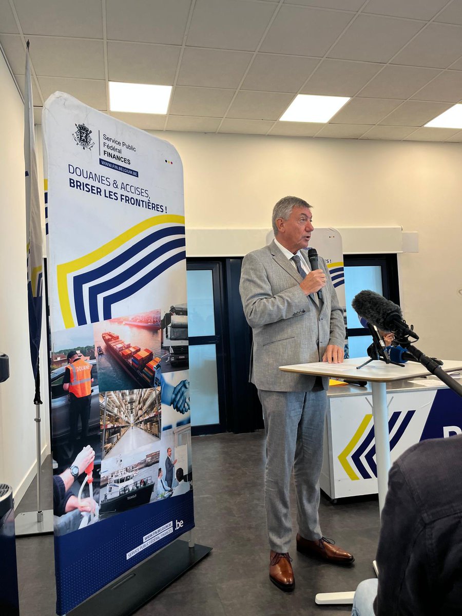 Vandaag op bezoek bij de douane op de luchthaven van Charleroi met gerichte controles op privévluchten.

Grâce à leur coopération avec la Défense, des contrôles ciblés permettent de lutter efficacement contre le trafic illégal.