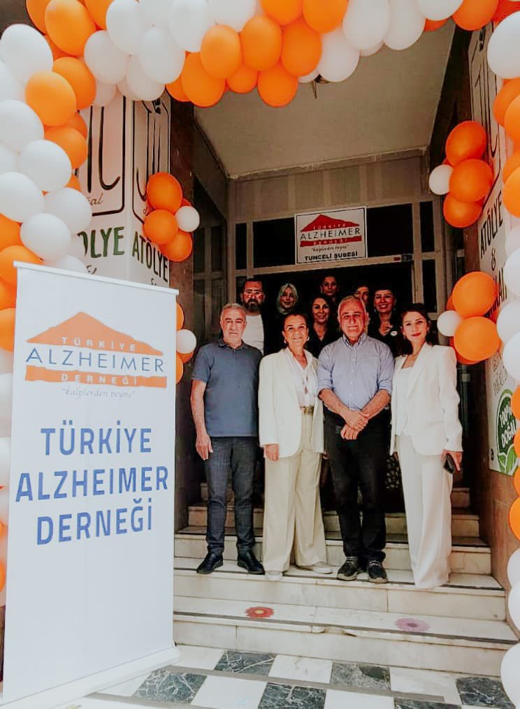 TUNCELITSO's tweet photo. Yönetim Kurulu Başkanımız @hasanmurats  ve Başkan Yardımcımız @aliyarates, Türkiye Alzheimer Derneği Tunceli Şubesi’nin açılış törenine katıldı.

Bu anlamlı ve topluma değer katan projede yer almaktan büyük mutluluk duyduk. 

Türkiye Alzheimer Derneği Genel Başkanı Dilek Şahinöz, Tunceli Şube Başkanı Elif Gündüz Bilge ve emeği geçen herkese Odamız Yönetim Kurulu ve Meclisimiz adına teşekkür ederiz.

Toplum sağlığı için hep birlikte, daha güçlü adımlarla!

#Alzheimer #Tunceli #SosyalSorumluluk #SağlıktaDayanışma #GönüldenDestek