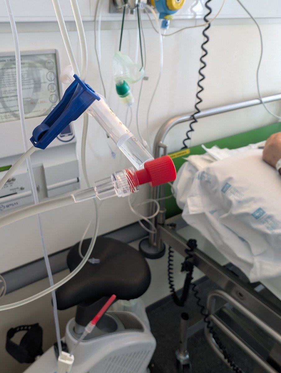 Recordemos la importancia de las partes claves ANTT . No podemos dejar jeringas sin protección para lavado ( foto 1) , y los sistemas de uso intermitentes con aguja (foto 2) tampoco quedan cerrados. Debemos usar tapones de estancos (foto 3) tanto para unos como para otros.