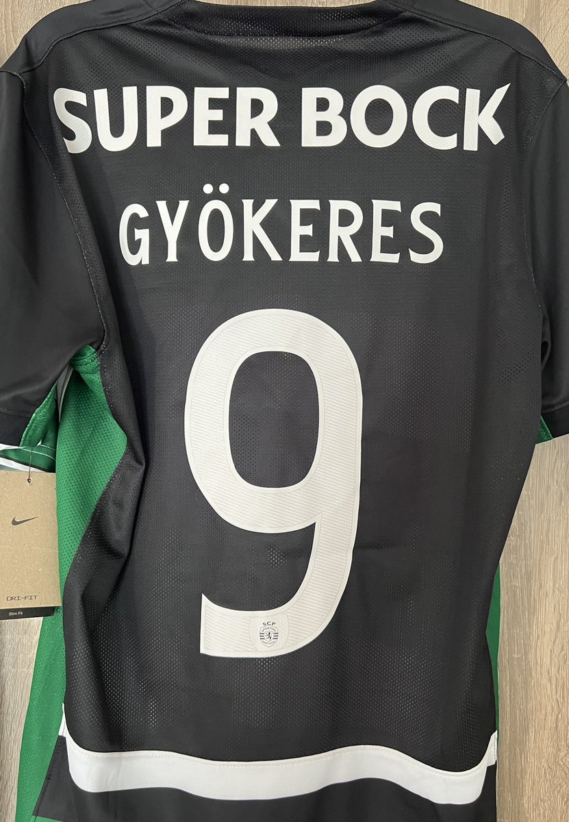 Over the years, <a href="/SportingCP/">Sporting CP 🏆🏆</a> have had shirts from …

Umbro 
Adidas 
Reebok 
Puma 
Nike 

To celebrate the 🏆🏆🇵🇹

Here are my fave Leões shirts …

94/95 Adidas sponsored by a lunch box 🧀

2001/2 Reebok with crest drawn by a drunken toddler   

2024/5 Nike Double winners 🍾