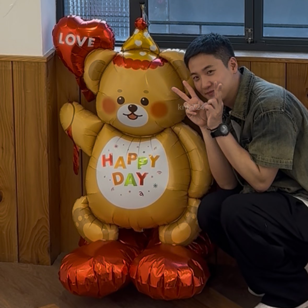 km_724's tweet photo. 韓国に到着した日に行った最初のカフェ！
ちょうどグァンイルが来店したので感動😭遅い時間まで滞在していたのにラキドロもスローガンまでいただいて광프の優しさにも感動😭優しさで溢れていた空間だった・・

#Feel_Your_Childhood
#광일이를_좋아하는_knowhow
@Feel_Your_525 https://t.co/rleyUnUqZh