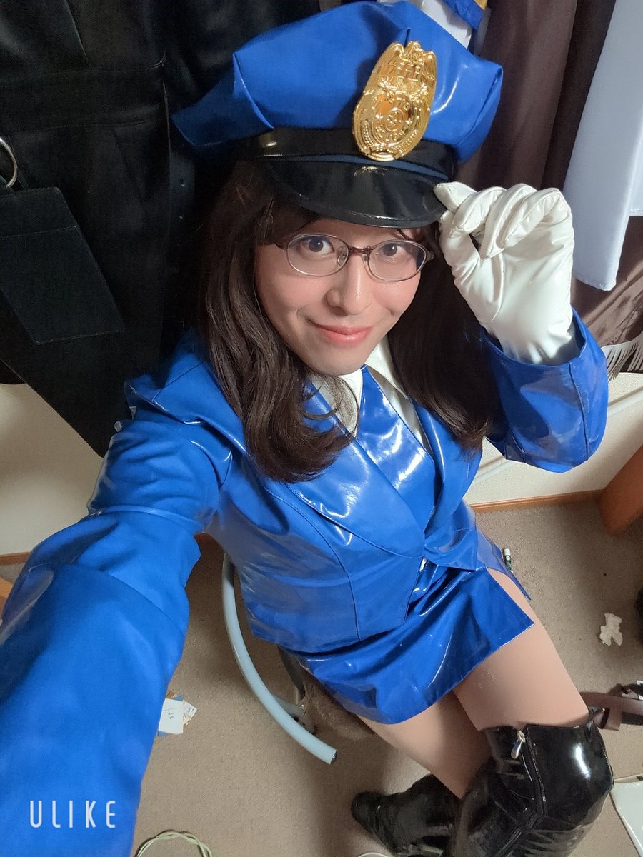 miyuki020906's tweet photo. 今夜は地元の友人とオンライン飲み会。
「女装で」って事になって、外に出ないんだからってこの格好で出たらすっごくウケた😊
「次回はウマ娘で」って注文まで受けてしまった🤣
#女装 
#ミニスカポリス https://t.co/dGEkV0z5Xf