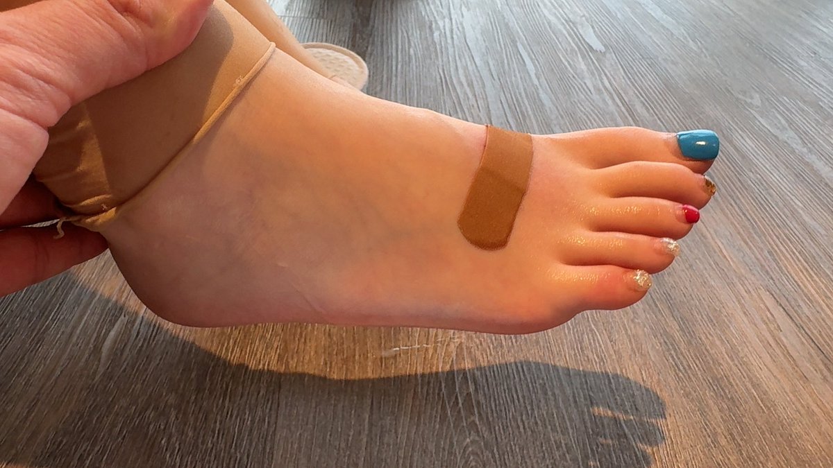 顶级冷白皮 脚型也是如此完美 上海周边的同好可以约了体验体验了03年高情商模特 https://t.co/3XIaT4VR8I