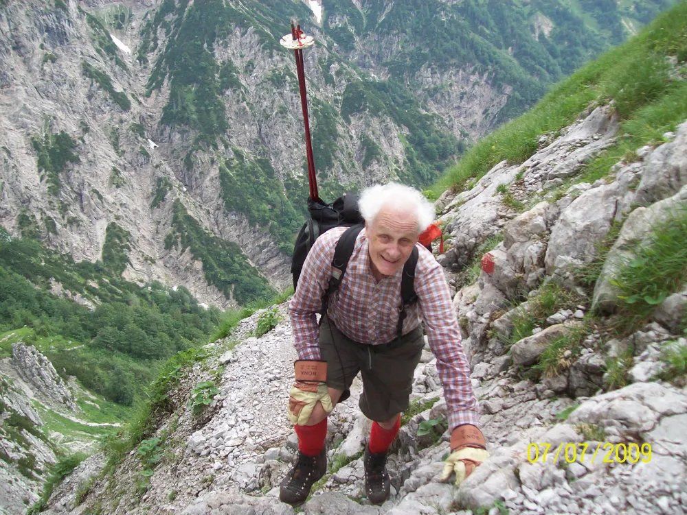 1 hari 1 fakta penulis.

Franz Magnis Suseno gemar mendaki gunung. Foto ini diambil saat ia mendaki di pegunungan Alpen, pada umurnya yang ke-73.

Romo Magnis mengaku telah mendaki gunung Gede setidaknya 20 kali, setengahnya dilakukannya sendirian. Gunung-gunung di Jawa, mulai