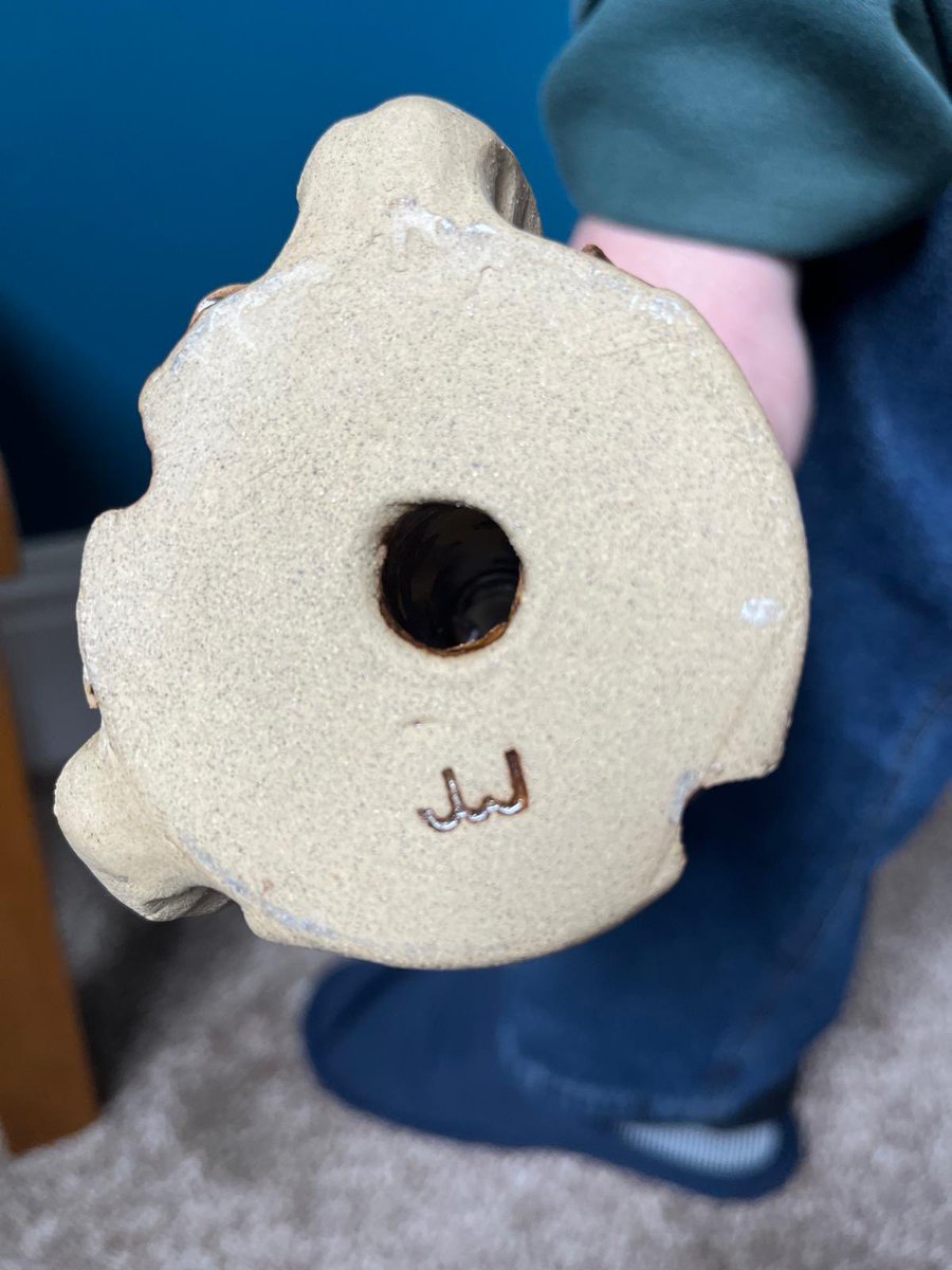 TheAntiqueHobby's tweet photo. Twitter Help Please 🙏 Does anybody recognise this pottery or makers mark?

Any advice greatly appreciated https://t.co/OqFWBCt1ss