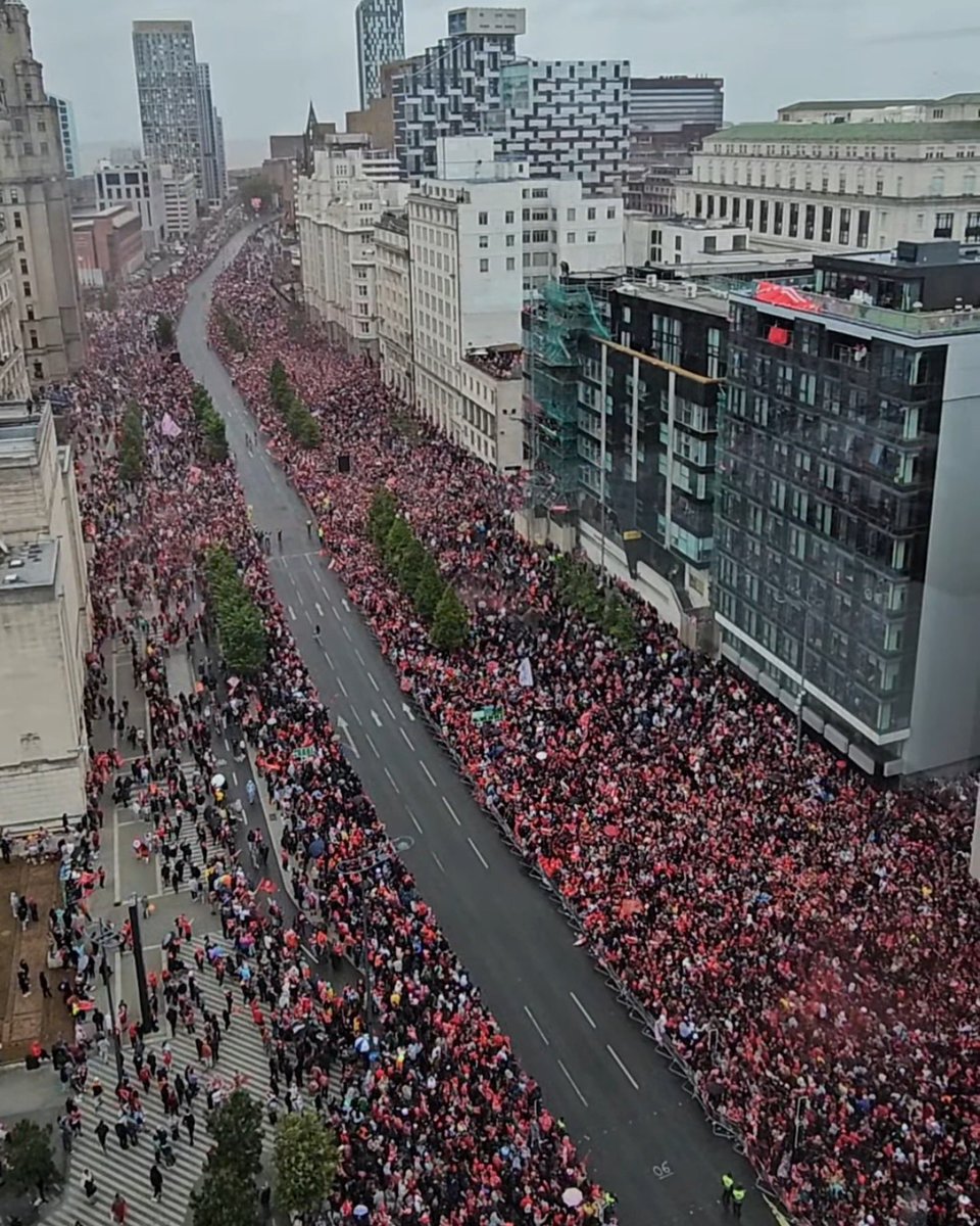The Strand has turned into a sea of red as fans gather for the #LFC Victory Parade 🏆 

📸 Love Liverpool Food