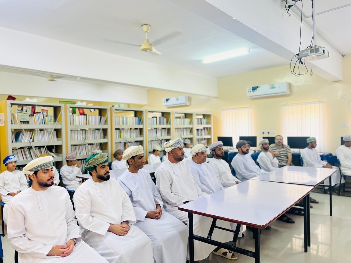 تم تدشين شعار مسابقة ذو النورين لحفظ القرآن الكريم وتلاوته تحت رعاية مدير المدرسة أحمد العويسي ، حيث يرمز الشعار إلى الكتاب والنور معًا ، جهوداً لا تقدر بثمن
#تعليمية_شمال_الشرقية