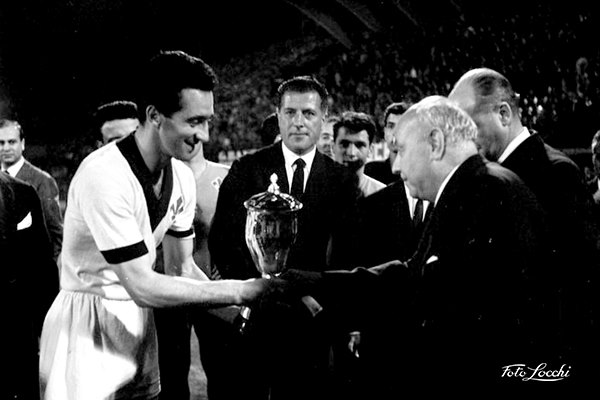#OnThisDay...
Fiorentina win the first edition of the Cup Winners' Cup 🏆

[📸 ©️ Archivio Foto Locchi ]
#Fiorentina