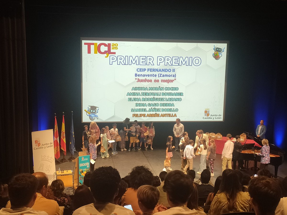 #TICyL La Directora Provincial <a href="/educacyl/">Educación JCyL</a> de la provincia de Zamora, Mª Teresa Pérez Martín, hace entrega al <a href="/ceipfernandoII/">ceip fernando II</a> del primer premio del Concurso de vídeos #Secontic en la categoría de Ed. Primaria <a href="/cfiebenavente/">cfiebenavente</a> <a href="/crfptic/">CRFPTIC</a>