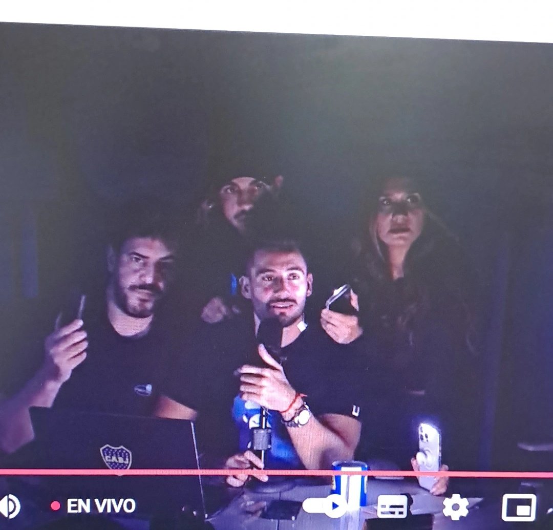 Sabes que va a estar buena la peli de terror cuando la foto de portada es esta: 
#nadiedicenada #ndn #luzu <a href="/cmdeluzu/">cm de luzu</a>