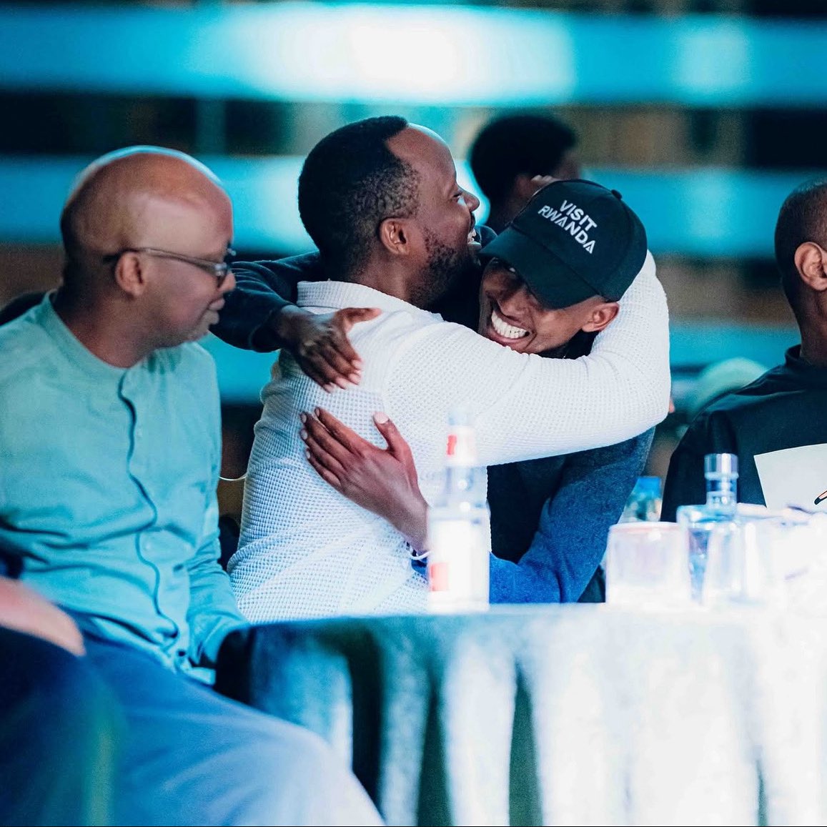 Ni iki uyu Mugabo wambaye Amadarubindi yarimo atekereza?