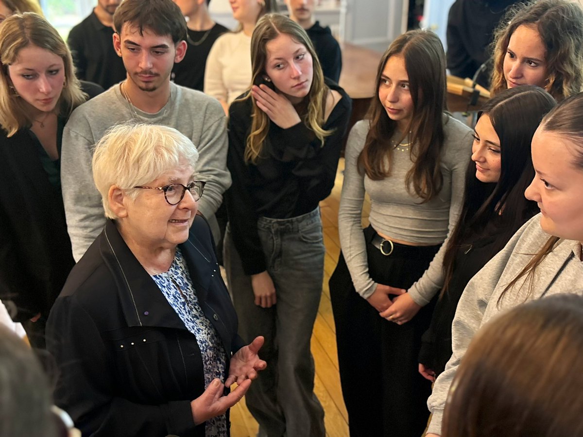 Académie de Besançon (@acbesancon) on Twitter photo Signature de convention entre l’<a href="/acbesancon/">Académie de Besançon</a> et le Comité français pour <a href="/yadvashem/">Yad Vashem</a> :
➖ un partenariat pour l’éducation à la mémoire et la lutte contre les discriminations.
➖ un engagement commun renforcé par le projet "Routes des mémoires" en Bourgogne-Franche-Comté. Signature de convention entre l’<a href="/acbesancon/">Académie de Besançon</a> et le Comité français pour <a href="/yadvashem/">Yad Vashem</a> :
➖ un partenariat pour l’éducation à la mémoire et la lutte contre les discriminations.
➖ un engagement commun renforcé par le projet "Routes des mémoires" en Bourgogne-Franche-Comté.