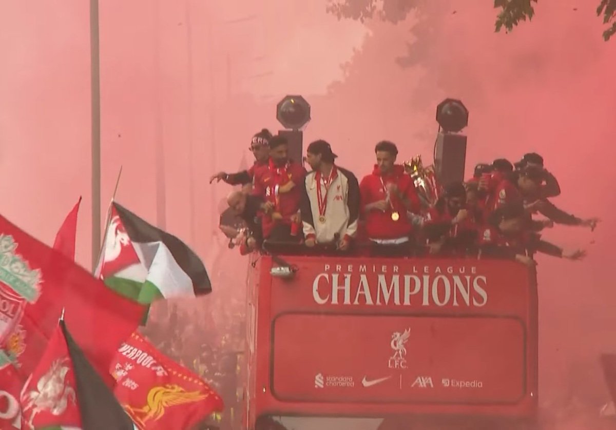 The Palestine flag was spotted at the Liverpool trophy parade 🇵🇸