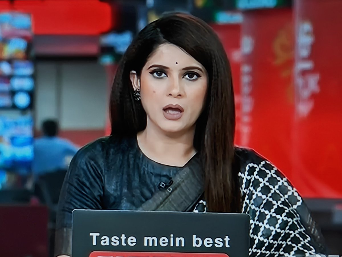 Wonderful to see <a href="/pratimamishra04/">Pratima Mishra</a> grace her flagship show in an elegant saree look for the day. The world needs more women anchors in sarees on-air #sareesonair 😍😍
#sareelove #sareeanchor #sareelook #sareesonair #sareestowork #sareepact
#BharatKiBaatOnABP <a href="/ABPNews/">ABP News</a>