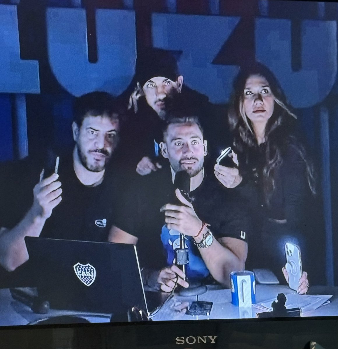 De pronto #Flash la chica del bikini azul  🎶🎵🎼  #SeCortoLaLuz <a href="/cmdeluzu/">cm de luzu</a> <a href="/LuzuComunidad/">LUZU TV</a>  <a href="/nadiedicenada_/">NADIE DICE NADA</a>