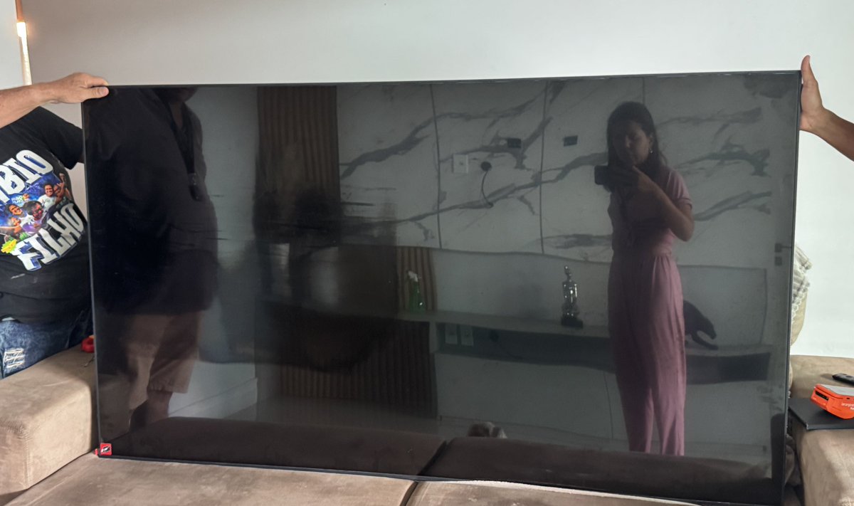 danddy_s's tweet photo. @SamsungBrasil essa tv UN75CU8000 não tem 10h de uso e simplesmente deu defeito teve uma visita técnica fui informada que o problema é na tela o valor da tela corresponde a 80% do valor da tv.
Um investimento que nao valeu a pena péssima qualidade dos produtos comercializados https://t.co/mjQmFkoERR