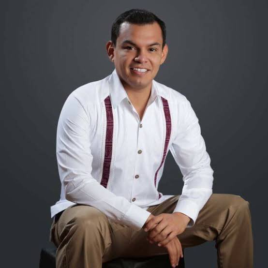 InquisidorOax's tweet photo. #Oaxaca EXDIRECTOR DEL CONGRESO DE OAXACA Y OPERADOR DE MORENA ES DETENIDO EN DURANGO CON MÁS DE 3.4 MILLONES DE PESOS EN EFECTIVO

Sayda Morales Bustamante 

Carlos Augusto Hernández Silva, exdirector de Seguimiento Patrimonial del Congreso del Estado de Oaxaca durante la LXV Legislatura y presunto operador político de Morena, fue detenido por elementos de la Guardia Nacional en el aeropuerto General Guadalupe Victoria de Durango, luego de que le fuera asegurada una suma de 3 millones 496 mil pesos en efectivo, que transportaba en su equipaje a bordo de un vuelo privado procedente de Guadalajara.

Durante la inspección de rutina, los elementos encontraron mil 792 billetes de 500 pesos y 2 mil 600 de mil pesos, sin documentación que justificara el origen lícito del dinero.

Tras el hallazgo, tanto el efectivo como el detenido fueron puestos a disposición de la Fiscalía General de la República (FGR), donde será el Ministerio Público Federal quien determine la situación jurídica de Hernández Silva.

Carlos Augusto Hernández Silva es originario de Ejutla de Crespo, Oaxaca, e hijo del extinto diputado local Francisco Hernández Sánchez, conocido como “Pachico”. También ha sido colaborador cercano de Adolfo Toledo Infanzón, exsenador, y de Igmar Medina Matus, exoficial mayor del Gobierno de Oaxaca, ambos con fuerte influencia en estructuras políticas locales.

Su paso como funcionario del Congreso del Estado, donde se desempeñó como director de Seguimiento Patrimonial, lo posicionó en el círculo administrativo y operativo del poder legislativo oaxaqueño, y ahora su nombre vuelve a aparecer —esta vez en el radar judicial— por presunto financiamiento ilícito y operaciones fuera del marco legal.

Fuentes políticas revelaron que el detenido estaría operando en la campaña de José Ramón Enríquez, candidato de Morena–PT–PVEM a la presidencia municipal de Durango, lo que refuerza las sospechas de un presunto intento de inyección ilegal de recursos a procesos electorales.

La combinación de factores —vuelo privado, efectivo sin respaldo fiscal, operador político con cargo público reciente y vínculos con campañas— ha encendido las alertas de la ciudadanía, la prensa y organismos de observación electoral.

Organizaciones civiles exigen que el caso sea investigado no solo como un posible delito financiero, sino como una pieza dentro de un esquema más amplio de uso de dinero opaco en procesos electorales.

Mientras tanto, el silencio del partido y de los actores involucrados se vuelve cada vez más incómodo. Porque el dinero habla. Y en este caso, grita.

@salomonj @Fiscaloaxaca @farid_acevedol @RenchoPalacios @IvanGarcia_A @Nino_Morales1 @saymipinedav @GobOax @jesusromerooax @Claudiashein @USEmbassyMEX @rojasayuzo @JuliusAlvCampbe @efektoaguila @Bravo_mm @DimePetri  @JJDiazMachuca @PeatonVigilante @LagarrapataS22 @SEGOB_mx @HonestidadOax @lumendoz @ASFE_OAXACA @Admon_GobOax @rito_noel @GobiernoMX @geovanyvasquez @jesusromerooax @OHarfuch @noejaracruz @raychagoya @MunicipioOaxaca @PartidoMorenaMx @FGRMexico