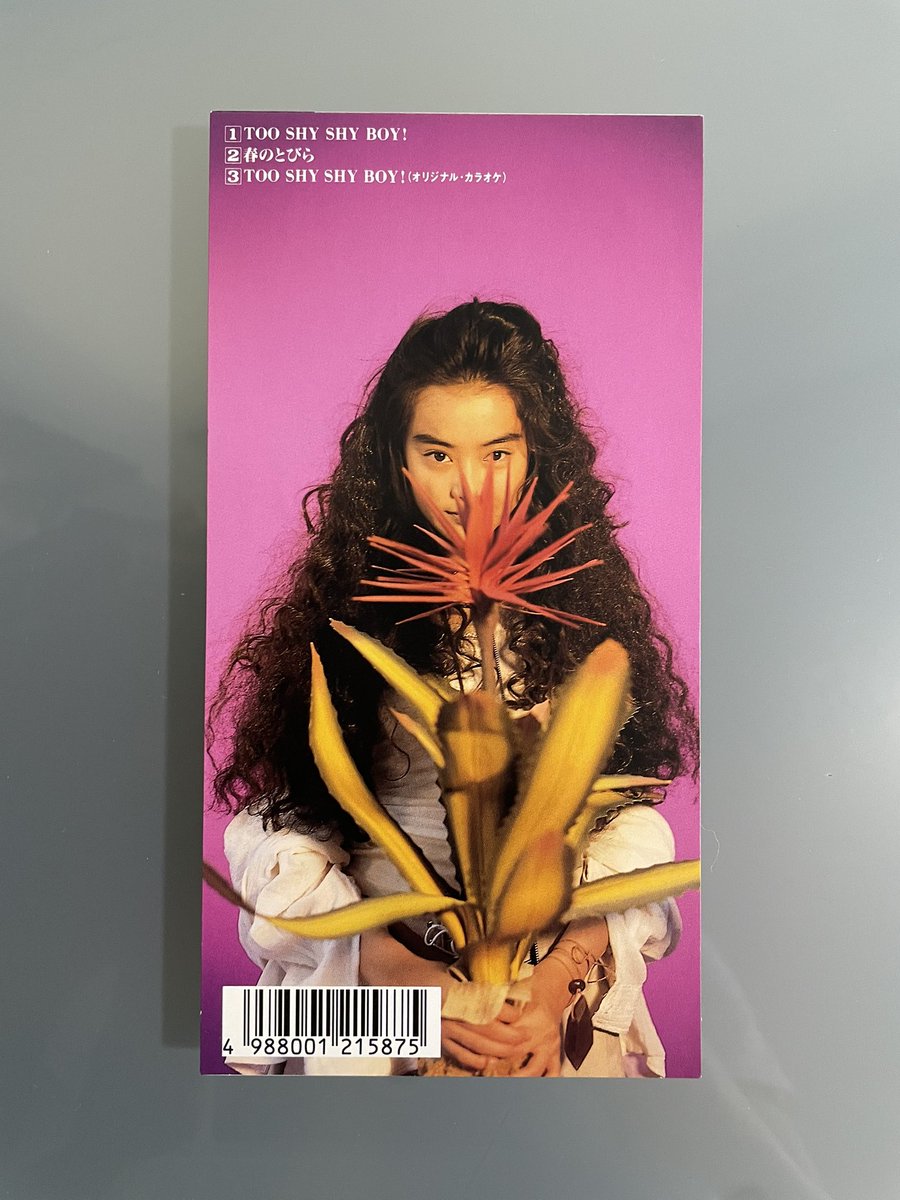 hanimage58's tweet image. 1992年5月27日に観月ありさちゃんの「TOO SHY SHY BOY!」が発売されて33周年。キリン「シャッセ」のCMソングに起用されました。シングルでは初の小室哲哉さんプロデュース作品で最大のヒット曲となりました。C/W「#春のとびら」は辛島美登里さん作詞・作曲の名曲です。
#観月ありさ
#TOOSHYSHYBOY