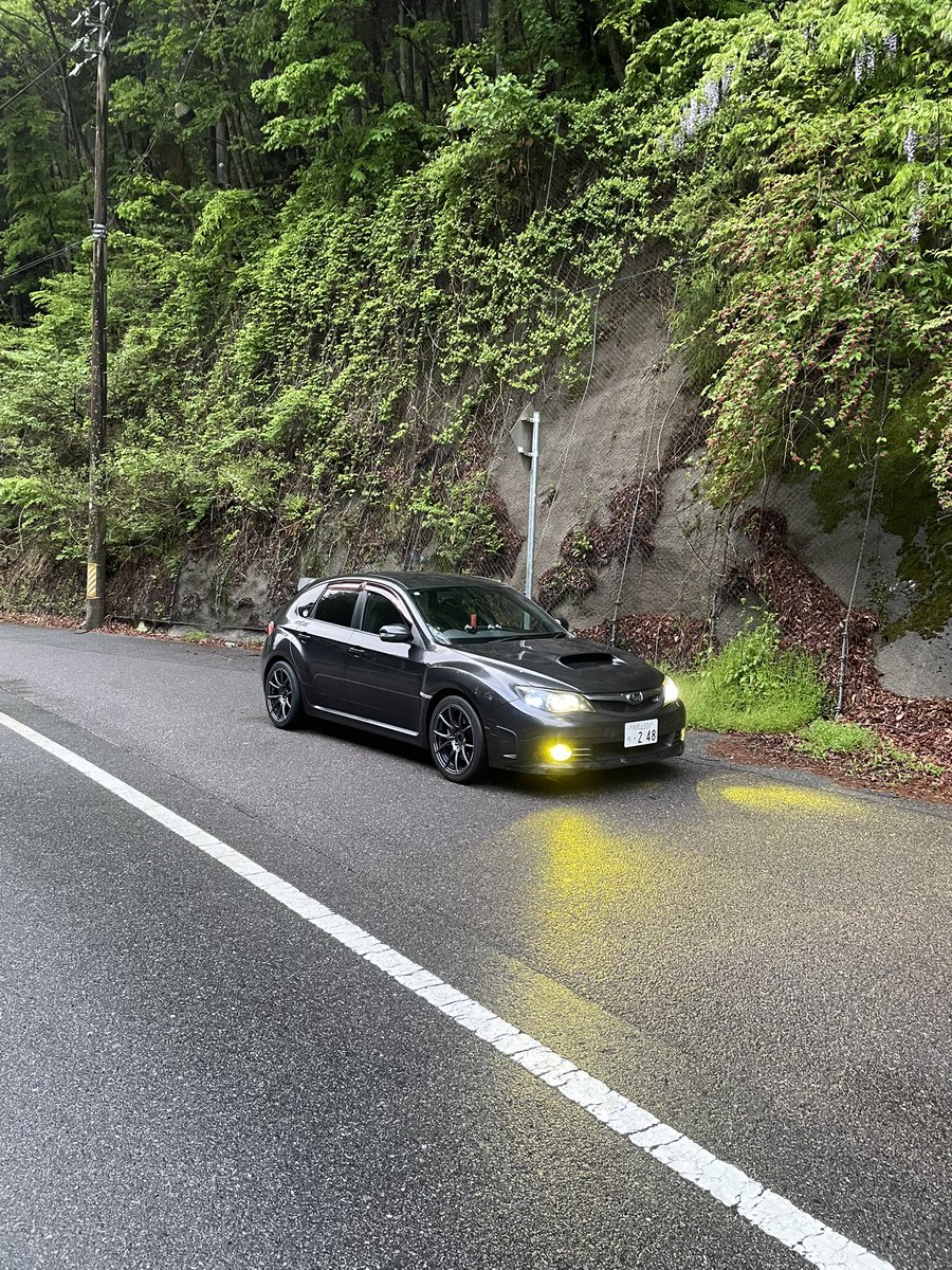 #スバリスト

どうも納車して半年以上経ちますが、足元しか変えることのできてない貧乏スバリストです（）

もっとほかのGRB乗りの方達みたいにカッコよくしたい、、、