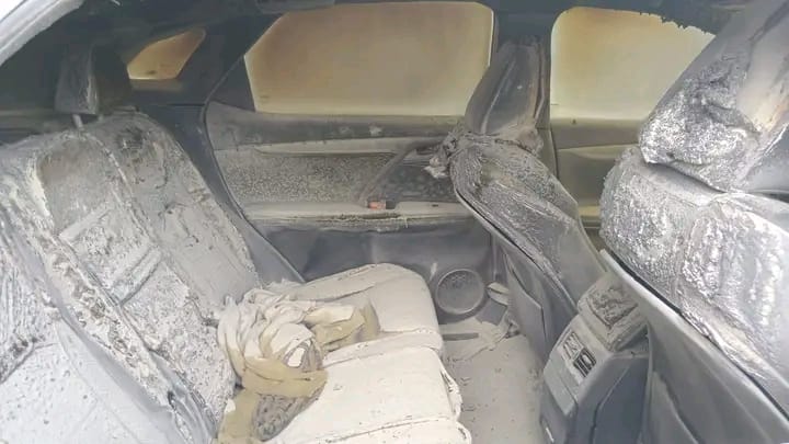 ressia_uy's tweet photo. Así quedó la Lexus 350 de Francisco de Posadas, pero no difundan que no le gusta, tampoco escucharás a @DarwinYoParaMi hablar con humor del tema, ni a el @ElPineyrua y sus amigos en sua amenos programas de radio porque no es importante. https://t.co/F2XxTXLRQN