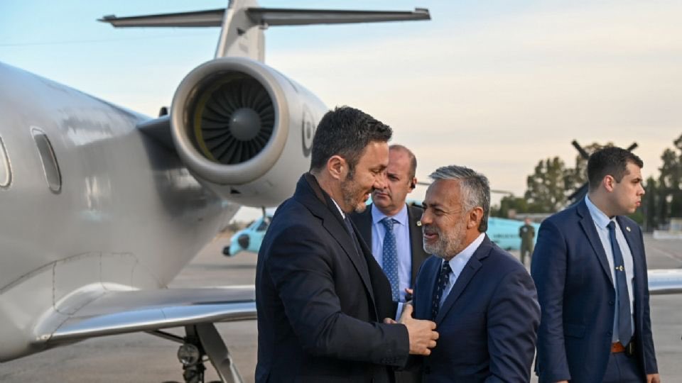 puellaok's tweet photo. Petri se reúne en secreto con los jueces de Casación con el objetivo de negociar una ley que limite libertades civiles y el impulso de las causas de "memoria completa" que le interesa a la casta militar. En Argentina existen tres poderes pero de independientes no tienen nada. https://t.co/2bRWfwZV3H