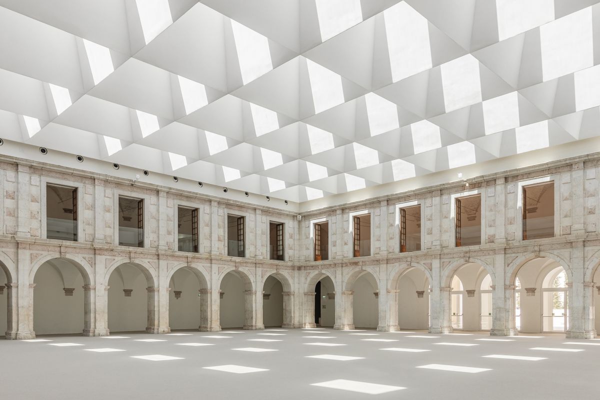 Architizer's tweet photo. #ProjectOfTheDay: Beato Convent Events Centre by RISCO

In the heart of a restored convent, a new honeycomb ceiling upgrades performance and preserves proportion, redefining the cloister for contemporary use.

📍Lisbon, Portugal
Details: https://t.co/8XveG7343f https://t.co/9V0OUZg6MU