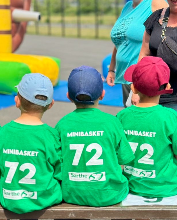 Lcom_agence's tweet photo. 🎽 Ce week-end, le sport et la bonne humeur étaient au rendez-vous !

Nous sommes fiers d’avoir réalisé tous les tee-shirts officiels de l’événement Mini Basket Maxi Fête, qui s’est tenu au stade Marie-Marvingt 🏀🎉 https://t.co/Pkg8gW3YnW