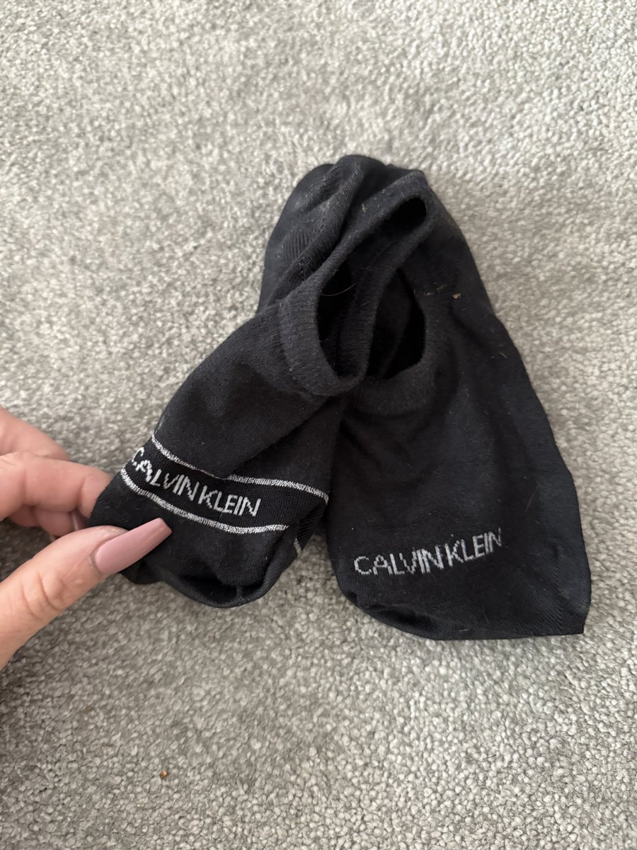Stinky, sweaty, smelly post Murph workout socks

Get them QUICK 👃