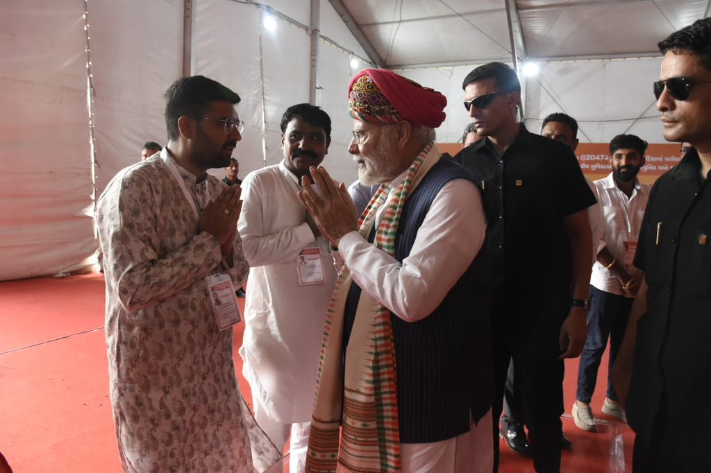 કચ્છની પાવન ધરતી પર પધારેલ વિશ્વ નેતા દેશના યશશ્વી વડાપ્રધાન ગુજરાત ના પનોતા પુત્ર સવાયા કચ્છી આદરણીય શ્રી <a href="/narendramodi/">Narendra Modi</a> સાહેબનું ભુજ મધ્યે અભિવાદન કરવાનો અવસર પ્રાપ્ત થયો 

#ViksitBharatViksitGujarat
#PMinKutch