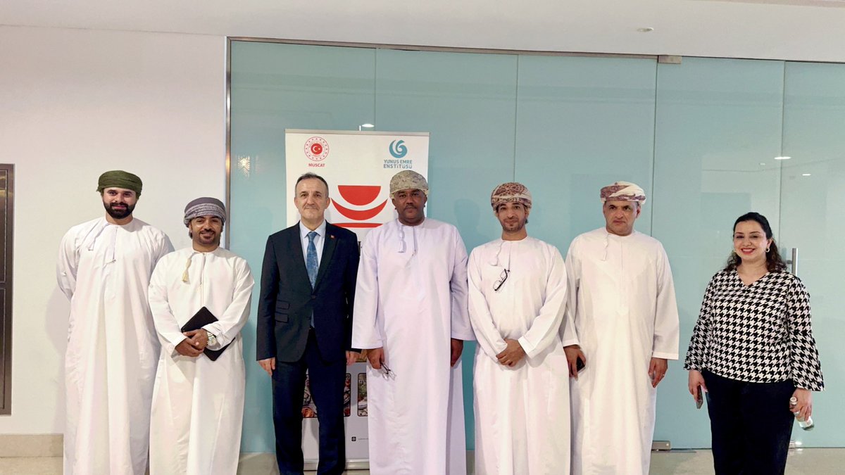 دعوة كريمة من سعادة الدكتور محمد حكيم أوغلو سفير تركيا الصديقة لتناول الغداء صحبة مجموعة من الزملاء الاعلاميين في مطعم  Turkish Cuisine في فريزر سويتس مسقط ، وتأتي هذه الدعوة في إطار التعريف بالمطبخ التركي الشهير ، يبلغ عدد المطاعم التركية في عموم السلطنة اكثر من ٣٠٠ مطعم.