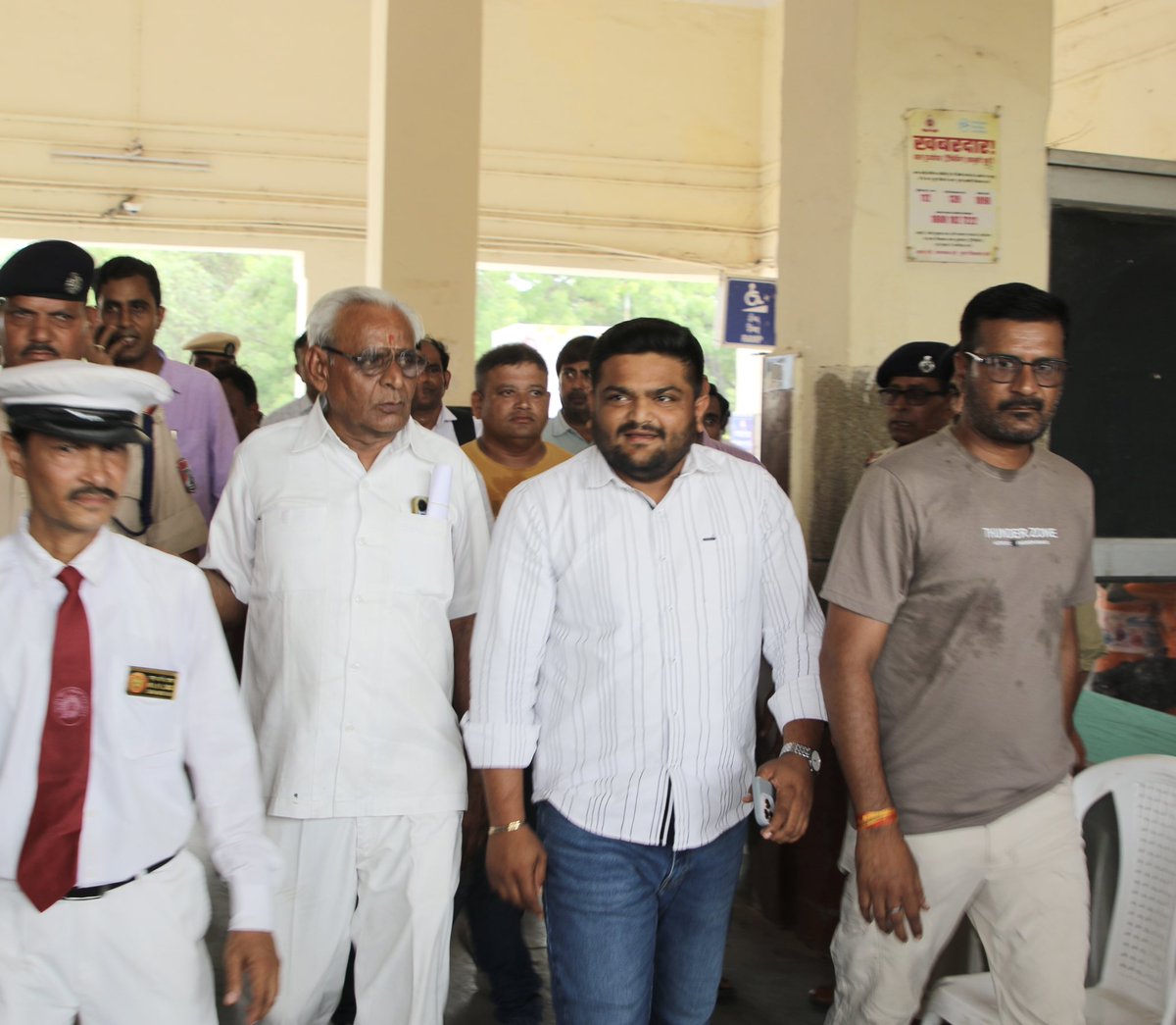 Hardik Patel (@hardikpatel_) on Twitter photo рдСрдкрд░реЗрд╢рди рд╕рд┐рдВрджреВрд░ рдХреА рднрд╡реНрдп рд╕рдлрд▓рддрд╛ рдХреЗ рдмрд╛рдж рдкрд╣рд▓реА рдмрд╛рд░ рдЧреБрдЬрд░рд╛рдд рдЖрдП рджреЗрд╢ рдХреЗ рдпрд╢рд╕реНрд╡реА рдкреНрд░рдзрд╛рдирдордВрддреНрд░реА рд╢реНрд░реА рдирд░реЗрдиреНрджреНрд░рднрд╛рдИ рдореЛрджреА рдиреЗ рдЖрдЬ рджрд╛рд╣реЛрдж рд╕реЗ 23,000 рдХрд░реЛрдбрд╝ рд░реБрдкрдпреЗ рдХреЗ рд╡рд┐рдХрд╛рд╕ рдХрд╛рд░реНрдпреЛрдВ рдХрд╛ рд▓реЛрдХрд╛рд░реНрдкрдг рдХрд┐рдпрд╛ рдПрд╡рдВ рд╕реЛрдордирд╛рде-рдЕрд╣рдорджрд╛рдмрд╛рдж рд╡рдВрджреЗ рднрд╛рд░рдд рдПрдХреНрд╕рдкреНрд░реЗрд╕ рдЯреНрд░реЗрди рдХреЛ рд╣рд░реА рдЭрдВрдбреА рджрд┐рдЦрд╛рдХрд░ рд░рд╡рд╛рдирд╛ рдХрд┐рдпрд╛ред рдЗрд╕ рдЯреНрд░реЗрди рдХреЛ рд╣рдорд╛рд░реЗ рд╡рд┐рд░рдордЧрд╛рдо рдореЗрдВ рднреА рдСрдкрд░реЗрд╢рди рд╕рд┐рдВрджреВрд░ рдХреА рднрд╡реНрдп рд╕рдлрд▓рддрд╛ рдХреЗ рдмрд╛рдж рдкрд╣рд▓реА рдмрд╛рд░ рдЧреБрдЬрд░рд╛рдд рдЖрдП рджреЗрд╢ рдХреЗ рдпрд╢рд╕реНрд╡реА рдкреНрд░рдзрд╛рдирдордВрддреНрд░реА рд╢реНрд░реА рдирд░реЗрдиреНрджреНрд░рднрд╛рдИ рдореЛрджреА рдиреЗ рдЖрдЬ рджрд╛рд╣реЛрдж рд╕реЗ 23,000 рдХрд░реЛрдбрд╝ рд░реБрдкрдпреЗ рдХреЗ рд╡рд┐рдХрд╛рд╕ рдХрд╛рд░реНрдпреЛрдВ рдХрд╛ рд▓реЛрдХрд╛рд░реНрдкрдг рдХрд┐рдпрд╛ рдПрд╡рдВ рд╕реЛрдордирд╛рде-рдЕрд╣рдорджрд╛рдмрд╛рдж рд╡рдВрджреЗ рднрд╛рд░рдд рдПрдХреНрд╕рдкреНрд░реЗрд╕ рдЯреНрд░реЗрди рдХреЛ рд╣рд░реА рдЭрдВрдбреА рджрд┐рдЦрд╛рдХрд░ рд░рд╡рд╛рдирд╛ рдХрд┐рдпрд╛ред рдЗрд╕ рдЯреНрд░реЗрди рдХреЛ рд╣рдорд╛рд░реЗ рд╡рд┐рд░рдордЧрд╛рдо рдореЗрдВ рднреА