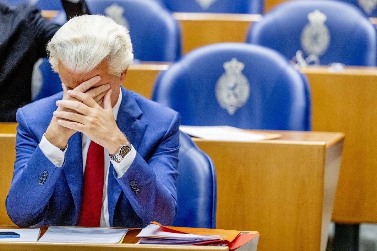 Jimmy Dijk (@jimmydijk) on Twitter photo Wat een gehuil. Je hebt zelf dit kabinet gevormd en je hebt zelf deze faalminister op migratie gezet.
Je hebt niks noppes nada voor elkaar gekregen. Niet op migratie, niet voor de zorg, niets voor huurders, niks voor mensen. 
Dit is weer voor de bΓΌhne.
Niks mee opgelost. Wat een gehuil. Je hebt zelf dit kabinet gevormd en je hebt zelf deze faalminister op migratie gezet.
Je hebt niks noppes nada voor elkaar gekregen. Niet op migratie, niet voor de zorg, niets voor huurders, niks voor mensen. 
Dit is weer voor de bΓΌhne.
Niks mee opgelost.