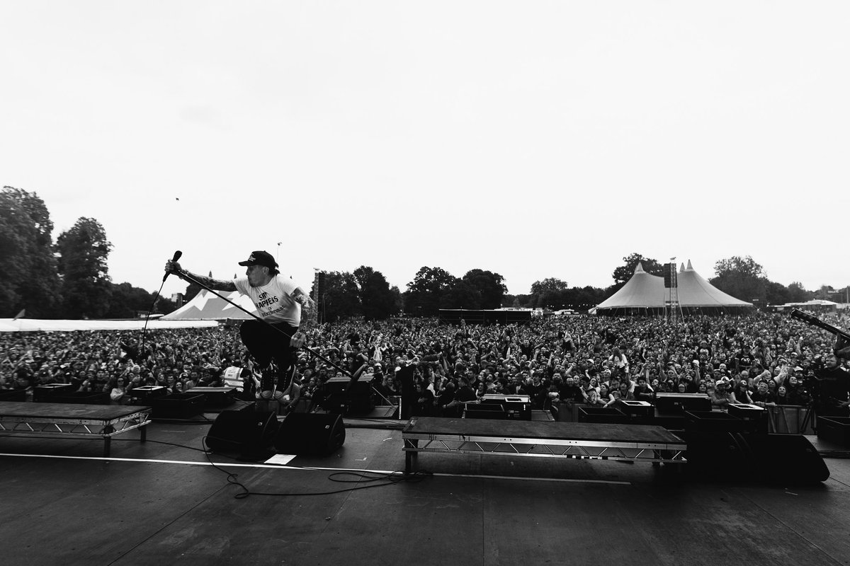 NeckDeepUK's tweet photo. Thank you so much for another unforgettable weekend Slam Dunk. Getting to play with so many of our favourite bands and to so many people will never get old. 

📸: Nat Wood https://t.co/trSOIEBx0D