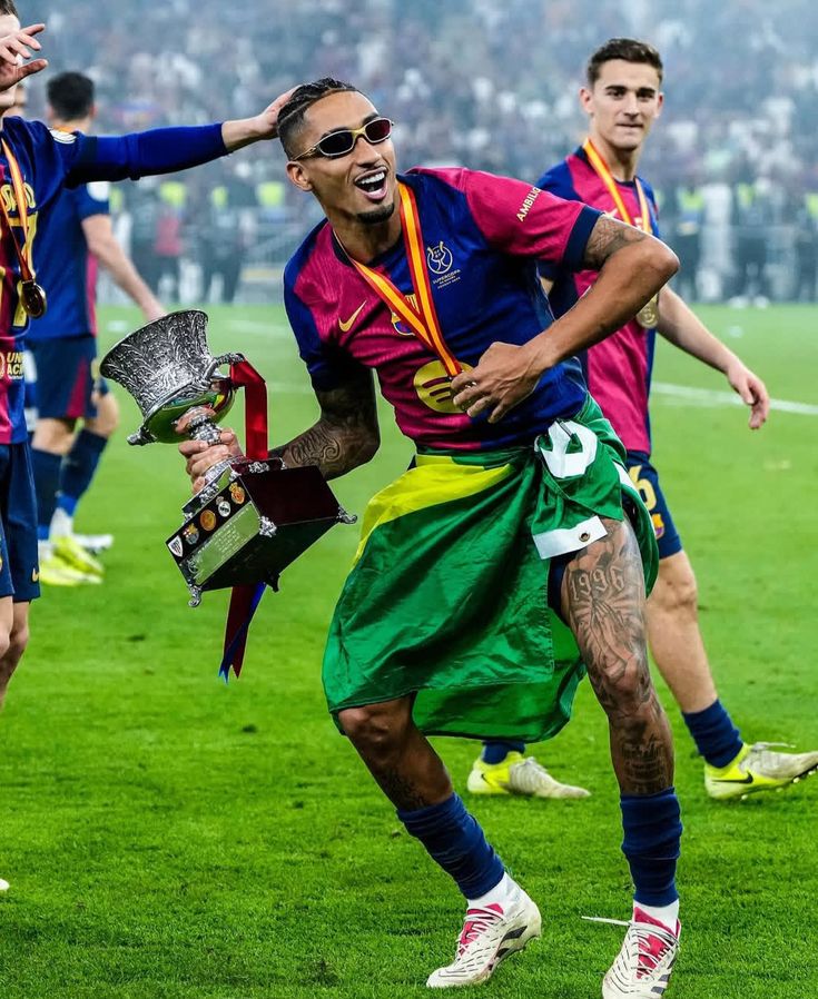 🇧🇷 | Raphinha In 2024/2025 Season:

⏱️ 4661 Minutes
🏟️ 57 Games (53 Starts)
⚽ 34 Goals (0.66 p90 | 23.29% Conversion Rate) (2/2 Penalty | 0 FK)
🅰️ 22 Assists (0.42 p90)
🛠️ 46 BCC (0.89 p90)
📊 56 G+A (1.08 p90)
📈 80 G+BCC (1.54 p90)
🎯 146 Shots [Excl Blocks] (78 On Target)