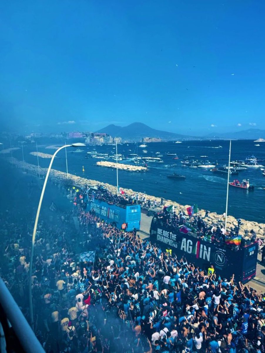 Flower3802's tweet image. La mia città si colora di azzurro 💙#NAPOLISCUDETTO