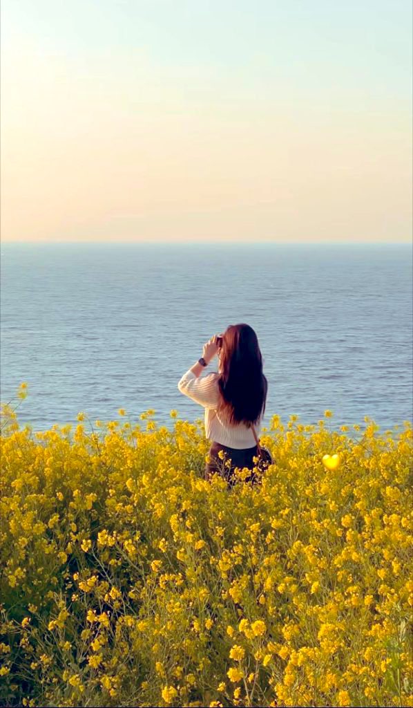 Buenos días.
Grábalo en el alma: si te critican, brillas. Si te imitan, inspiras. Si intentan frenarte, es porque avanzas. Las dudas ajenas son reflejo de sus miedos, no de tus límites. Recuerda: solo las flores más altas reciben más viento, pero también más sol.❀  
#Lunes
