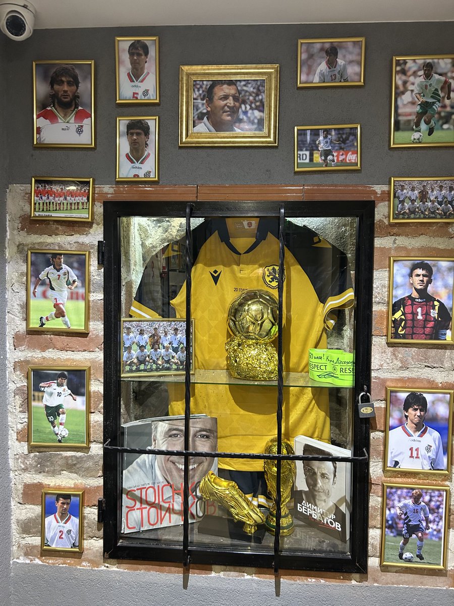 Mijn favo toilet in Sofia is nog steeds intact. Alle gangen zijn hier helemaal gewijd aan de gouden Bulgaarse voetbal-generatie. Mocht je ooit in de buurt zijn: de Green Bar aan de Vitosha Boulevard.