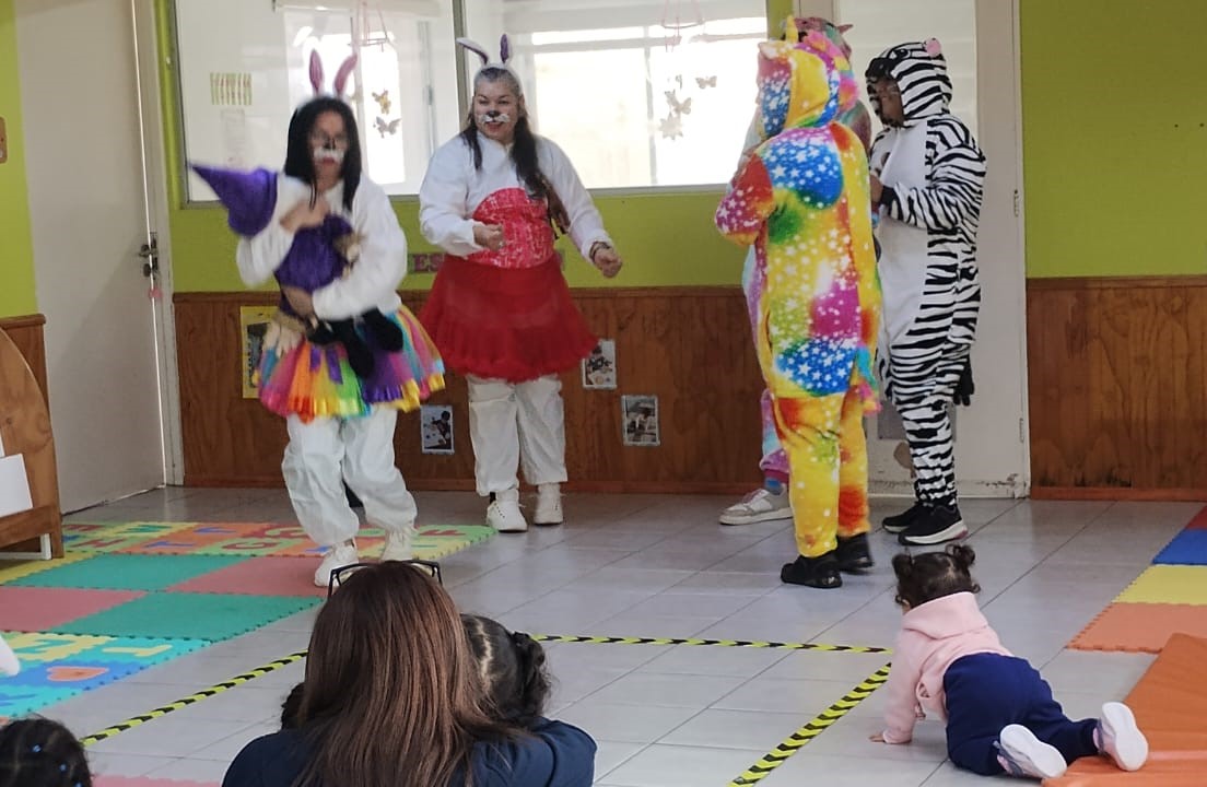 🎨 En “Mi Pequeño Olivito” de Huasco Bajo lo tienen claro: "Un día más, un día menos… no da lo mismo" 💜
Cada jornada en el jardín infantil es clave para el desarrollo y la creatividad de niñas y niños. ¡El arte es libertad y expresión! 👧👦🖌️

#JUNJIAtacama #VamosAlJardín